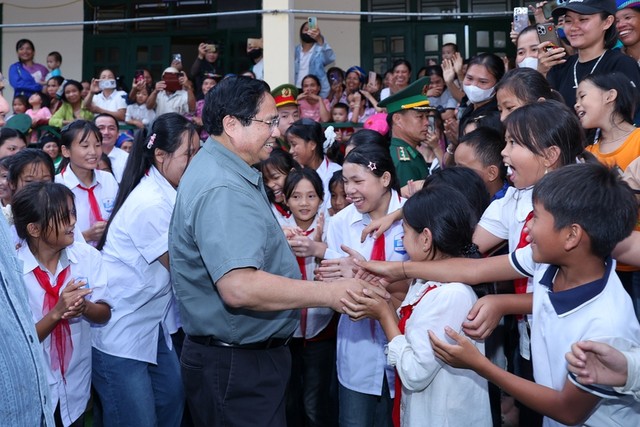 Thủ tướng Phạm Minh Chính và các em học sinh tại lễ khởi công trường nội trú liên cấp tiểu học – trung học cơ sở tại xã miền núi Bát Mọt, cách trung tâm tỉnh Thanh Hóa khoảng 120 km về phía tây - Ảnh: VGP. Thủ tướng Phạm Minh Chính và các em học sinh tại lễ khởi công trường nội trú liên cấp tiểu học – trung học cơ sở tại xã miền núi Bát Mọt, cách trung tâm tỉnh Thanh Hóa khoảng 120 km về phía tây - Ảnh: VGP.