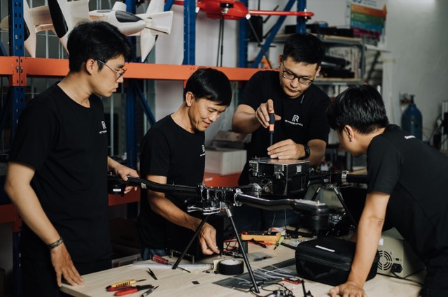 Sản xuất lắp ráp UAV tại Công ty Realtime Robotics (TP.HCM)