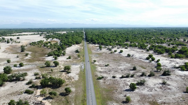 Dự án đầu tư xây dựng Quốc lộ 15D đoạn từ Cảng Mỹ Thủy đến cao tốc Cam Lộ – La Sơn được UBND tỉnh Quảng Trị phê duyệt chủ trương đầu tư ngày 12/8/2025 với tổng mức đầu tư 1.940 tỷ đồng. Thời gian thực hiện dự án từ năm 2025- 2027. Đây là dự án lớn được Thủ tướng Chính phủ giao bổ sung dự toán vốn ngân sách Trung ương năm 2025 lên đến 1.600 tỷ đồng, trong đó vốn bố trí kéo dài sang năm 2026 là 1.123 tỷ đồng. Dự án đầu tư xây dựng Quốc lộ 15D đoạn từ Cảng Mỹ Thủy đến cao tốc Cam Lộ – La Sơn được UBND tỉnh Quảng Trị phê duyệt chủ trương đầu tư ngày 12/8/2025 với tổng mức đầu tư 1.940 tỷ đồng. Thời gian thực hiện dự án từ năm 2025- 2027. Đây là dự án lớn được Thủ tướng Chính phủ giao bổ sung dự toán vốn ngân sách Trung ương năm 2025 lên đến 1.600 tỷ đồng, trong đó vốn bố trí kéo dài sang năm 2026 là 1.123 tỷ đồng.