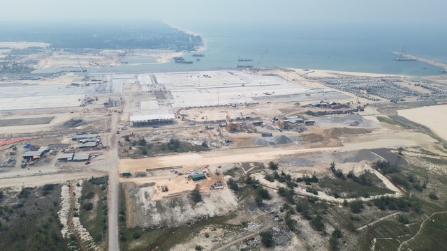 Dự án bao gồm 4 dự án thành phần. Trong đó, Dự án thành phần 1: Đầu tư xây dựng Quốc lộ 15D đoạn từ Cảng Mỹ Thuỷ đến cao tốc Cam Lộ - La Sơn do Sở Xây dựng làm chủ đầu tư. Trong đó, gói thầu xây lắp do Liên danh các nhà thầu Công ty TNHH Tập đoàn Sơn Hải - Công ty CP Thành An - Công ty TNHH Xây dựng Mạnh Linh - Công ty TNHH Xây dựng Tiến Thành trúng thầu thi công với giá trị hợp đồng là 1.303,7 tỷ đồng bao gồm dự phòng (chi phí xây lắp là 1.174 tỷ đồng), tiến độ thực hiện hợp đồng là 660 ngày (22 tháng), hoàn thành vào ngày 30/10/2027. Dự án bao gồm 4 dự án thành phần. Trong đó, Dự án thành phần 1: Đầu tư xây dựng Quốc lộ 15D đoạn từ Cảng Mỹ Thuỷ đến cao tốc Cam Lộ - La Sơn do Sở Xây dựng làm chủ đầu tư. Trong đó, gói thầu xây lắp do Liên danh các nhà thầu Công ty TNHH Tập đoàn Sơn Hải - Công ty CP Thành An - Công ty TNHH Xây dựng Mạnh Linh - Công ty TNHH Xây dựng Tiến Thành trúng thầu thi công với giá trị hợp đồng là 1.303,7 tỷ đồng bao gồm dự phòng (chi phí xây lắp là 1.174 tỷ đồng), tiến độ thực hiện hợp đồng là 660 ngày (22 tháng), hoàn thành vào ngày 30/10/2027.