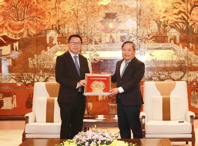 Bộ trưởng Bộ Nông nghiệp và Môi trường Lào Linkham Douangsavanh trao quà lưu niệm tặng Chủ tịch UBND TP. Hà Nội Vũ Đại Thắng.