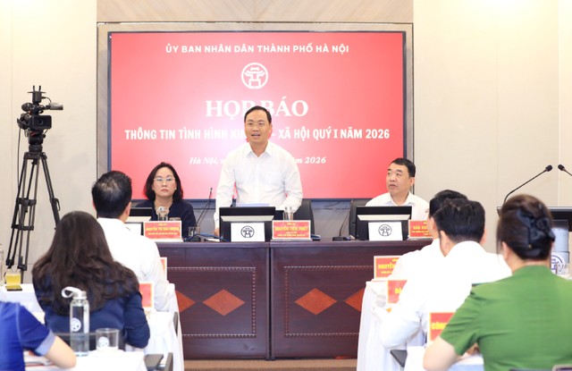 Ông Nguyễn Tiến Thiết, Chánh Văn phòng UBND TP. Hà Nội chia sẻ thông tin tại họp báo.