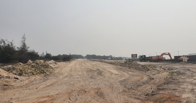 Dự án thành phần 2: GPMB và tái định cư qua địa bàn xã Mỹ Thủy do UBND xã Mỹ Thủy làm chủ đầu tư với phạm vi theo chiều dài tuyến 2,568 km, diện tích thu hồi 4,86 ha. Dự án thành phần 3: GPMB và tái định cư qua địa bàn xã Vĩnh Định do UBND xã Vĩnh Định làm chủ đầu tư với phạm vi theo chiều dài tuyến là 5,278 km, diện tích thu hồi 14,8 ha. Dự án thành phần 4: GPMB và tái định cư qua địa bàn xã Diên Sanh với phạm vi theo chiều dài tuyến 13,191 km, diện tích thu hồi 54,2 ha do UBND xã Diên Sanh làm chủ đầu tư. Dự án thành phần 2: GPMB và tái định cư qua địa bàn xã Mỹ Thủy do UBND xã Mỹ Thủy làm chủ đầu tư với phạm vi theo chiều dài tuyến 2,568 km, diện tích thu hồi 4,86 ha. Dự án thành phần 3: GPMB và tái định cư qua địa bàn xã Vĩnh Định do UBND xã Vĩnh Định làm chủ đầu tư với phạm vi theo chiều dài tuyến là 5,278 km, diện tích thu hồi 14,8 ha. Dự án thành phần 4: GPMB và tái định cư qua địa bàn xã Diên Sanh với phạm vi theo chiều dài tuyến 13,191 km, diện tích thu hồi 54,2 ha do UBND xã Diên Sanh làm chủ đầu tư.