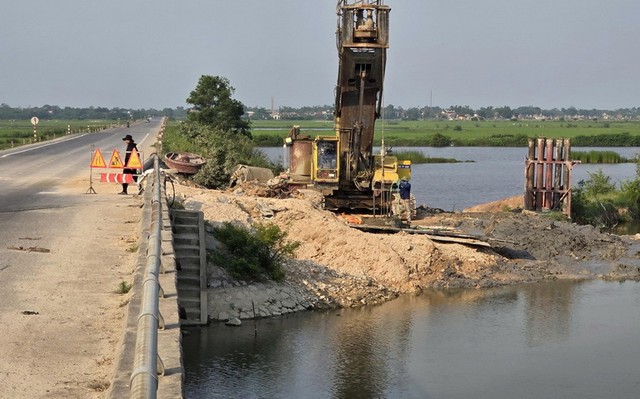 Vướng mặt bằng đang là khó khăn hiện hữu của dự án. Tại thời điểm phát lệnh khởi công, các địa phương chỉ bàn giao mặt bằng được 2,0 km/21 km theo chiều dài tuyến và 5 vị trí xây dựng cầu. Tuy nhiên trên thực địa phần diện tích bàn giao mặt bằng này vẫn còn vướng cây trồng của người dân, cây rừng tự nhiên cần thực hiện thủ tục thanh lý, một số công trình hạ tầng kỹ thuật như đường dây điện, cáp viễn thông, không có mặt bằng đường tiếp cận để thi công do vướng đất trồng lúa của các hộ dân chưa được GPMB. Vướng mặt bằng đang là khó khăn hiện hữu của dự án. Tại thời điểm phát lệnh khởi công, các địa phương chỉ bàn giao mặt bằng được 2,0 km/21 km theo chiều dài tuyến và 5 vị trí xây dựng cầu. Tuy nhiên trên thực địa phần diện tích bàn giao mặt bằng này vẫn còn vướng cây trồng của người dân, cây rừng tự nhiên cần thực hiện thủ tục thanh lý, một số công trình hạ tầng kỹ thuật như đường dây điện, cáp viễn thông, không có mặt bằng đường tiếp cận để thi công do vướng đất trồng lúa của các hộ dân chưa được GPMB.
