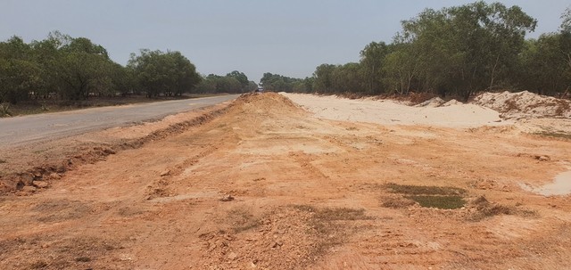 Sở Xây dựng Quảng Trị đã chỉ đạo các đơn vị khắc phục khó khăn về mặt bằng, nỗ lực tháo gỡ vướng mắc để triển khai thi công đoạn 1,0 km đầu tuyến từ Km0+00 – Km1+00 và một số vị trí cục bộ trên tuyến. Sở Xây dựng Quảng Trị đã chỉ đạo các đơn vị khắc phục khó khăn về mặt bằng, nỗ lực tháo gỡ vướng mắc để triển khai thi công đoạn 1,0 km đầu tuyến từ Km0+00 – Km1+00 và một số vị trí cục bộ trên tuyến.