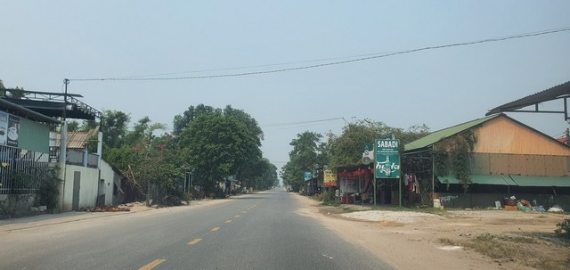 Theo Kế hoạch GPMB, UBND xã Diên Sanh hoàn thành 30/7/2026; UBND xã Vĩnh Định hoàn thành 14/5/2026 và thêm 40 ngày trường hợp cưỡng chế; UBND xã Mỹ Thuỷ hoàn thành ngày 10/6/2026. Theo tính toán, thời gian chờ lún cố kết là 10,5 tháng, thời gian thi công nền đường tối thiểu 3 tháng, tổng thời gian thi công nền tối thiểu là 13,5 tháng. Nếu dự án không bàn giao được mặt bằng trước 30/4/2026 sẽ không đạt được đường găng tiến độ thi công. Theo Kế hoạch GPMB, UBND xã Diên Sanh hoàn thành 30/7/2026; UBND xã Vĩnh Định hoàn thành 14/5/2026 và thêm 40 ngày trường hợp cưỡng chế; UBND xã Mỹ Thuỷ hoàn thành ngày 10/6/2026. Theo tính toán, thời gian chờ lún cố kết là 10,5 tháng, thời gian thi công nền đường tối thiểu 3 tháng, tổng thời gian thi công nền tối thiểu là 13,5 tháng. Nếu dự án không bàn giao được mặt bằng trước 30/4/2026 sẽ không đạt được đường găng tiến độ thi công.