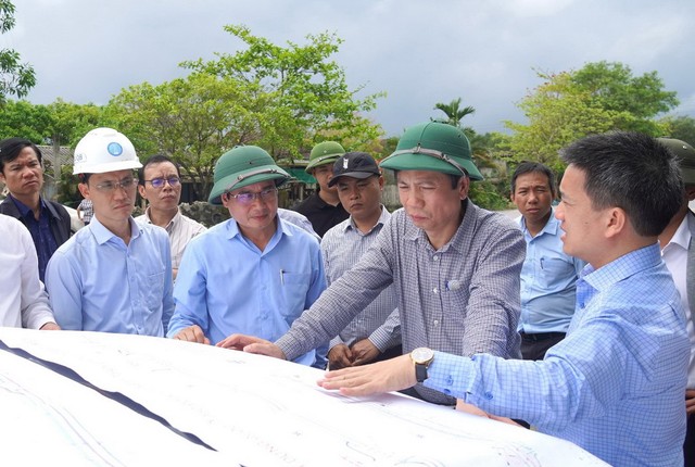 Ông Trương Chí Trung, Giám đốc Sở Xây dựng Quảng Trị (thứ tư từ trái ảnh) cho biết, Sở đã đề nghị UBND tỉnh có văn bản chỉ đạo UBND các xã Mỹ Thủy, Vĩnh Định, Diên Sanh và các sở ngành liên quan tập trung thực hiện hoàn thành công tác GPMB, bàn giao từng phần, đảm bảo bàn giao toàn bộ mặt bằng sạch chậm nhất trước ngày 30/4/2026. Đồng thời, kiến nghị UBND tỉnh báo cáo Ban Thường vụ Tỉnh ủy xem xét chỉ đạo Ban Thường vụ Đảng ủy các địa phương, Đảng ủy UBND tỉnh, Đảng ủy Công an tỉnh để huy động toàn bộ hệ thống chính trị vào cuộc, tuyên truyền vận động người dân đồng thuận trong công tác bồi thường GPMB đảm bảo đường găng tiến độ đề ra. Ông Trương Chí Trung, Giám đốc Sở Xây dựng Quảng Trị (thứ tư từ trái ảnh) cho biết, Sở đã đề nghị UBND tỉnh có văn bản chỉ đạo UBND các xã Mỹ Thủy, Vĩnh Định, Diên Sanh và các sở ngành liên quan tập trung thực hiện hoàn thành công tác GPMB, bàn giao từng phần, đảm bảo bàn giao toàn bộ mặt bằng sạch chậm nhất trước ngày 30/4/2026. Đồng thời, kiến nghị UBND tỉnh báo cáo Ban Thường vụ Tỉnh ủy xem xét chỉ đạo Ban Thường vụ Đảng ủy các địa phương, Đảng ủy UBND tỉnh, Đảng ủy Công an tỉnh để huy động toàn bộ hệ thống chính trị vào cuộc, tuyên truyền vận động người dân đồng thuận trong công tác bồi thường GPMB đảm bảo đường găng tiến độ đề ra.