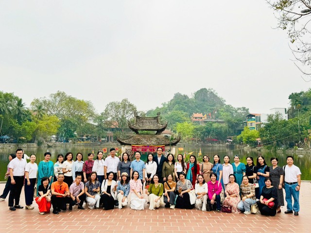 Các đại biểu chụp hình lưu niệm tại di tích quốc gia đặc biệt chùa Thầy, xã Quốc Oai, sáng 8/4/2026. Ảnh: Hồ Hạ. Các đại biểu chụp hình lưu niệm tại di tích quốc gia đặc biệt chùa Thầy, xã Quốc Oai, sáng 8/4/2026. Ảnh: Hồ Hạ.