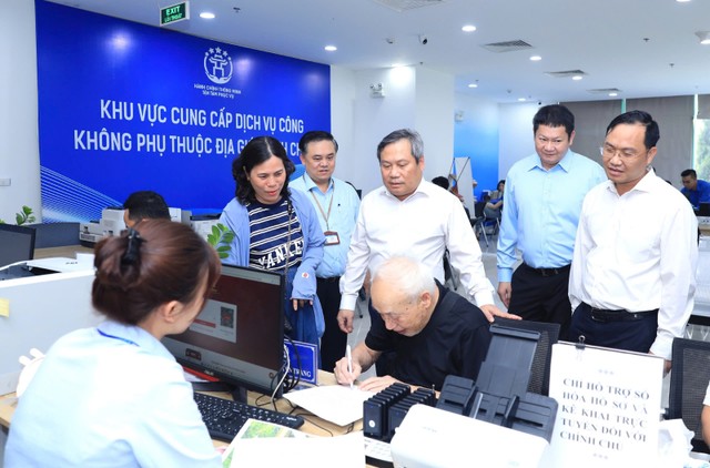 Chủ tịch UBND TP. Hà Nội Vũ Đại Thắng kiểm tra công tác phục vụ người dân, doanh nghiệp tại Trung tâm Phục vụ Hành chính công TP. Hà Nội.