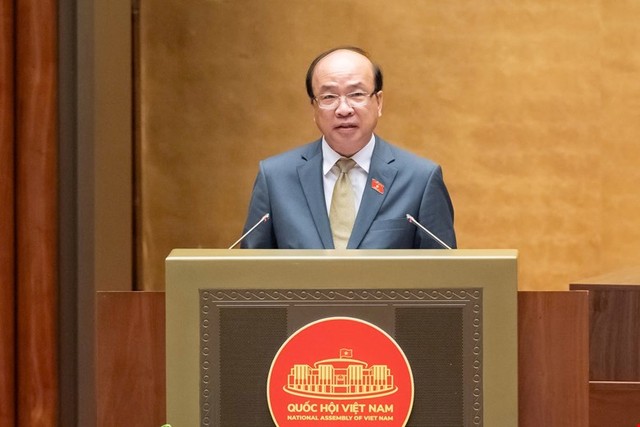 Chủ nhiệm Ủy ban Pháp luật và Tư pháp Phan Chí Hiếu trình bày báo cáo thẩm tra.