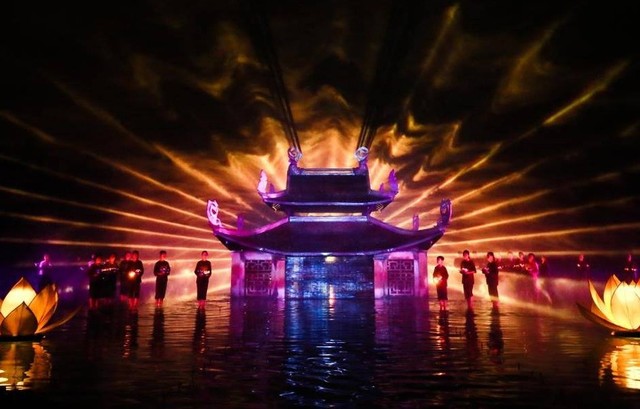 Show diễn thực cảnh Tinh hoa Bắc Bộ là một trong những "thỏi nam châm" hút khách đến xã Quốc Oai. Show diễn thực cảnh Tinh hoa Bắc Bộ là một trong những "thỏi nam châm" hút khách đến xã Quốc Oai.