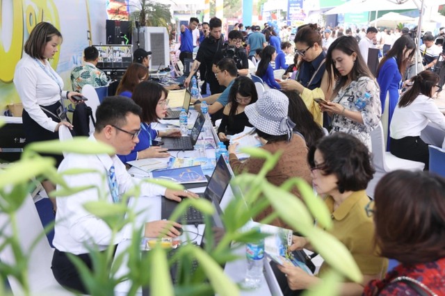 Gian hàng của các doanh nghiệp lữ hành thu hút đông đảo du khách đến tìm hiểu, mua tour, dịch vụ du lịch. Gian hàng của các doanh nghiệp lữ hành thu hút đông đảo du khách đến tìm hiểu, mua tour, dịch vụ du lịch.