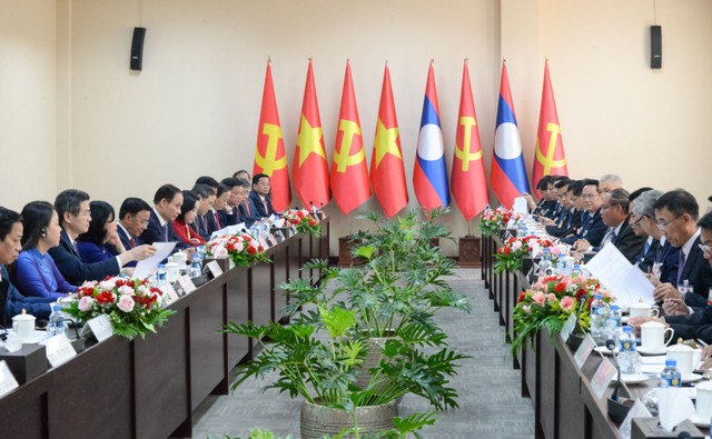 Quang cảnh hội đàm. Quang cảnh hội đàm.