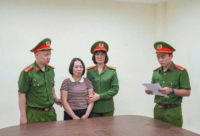 Cơ quan điều tra tống đạt các quyết định, lệnh tố tụng đối với bị can. Cơ quan điều tra tống đạt các quyết định, lệnh tố tụng đối với bị can.