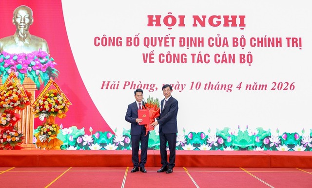 Ủy viên Bộ Chính trị, Trưởng Ban Tổ chức Trung ương Nguyễn Duy Ngọc trao quyết định, tặng hoa chúc mừng tân Bí thư Thành ủy Hải Phòng Ủy viên Bộ Chính trị, Trưởng Ban Tổ chức Trung ương Nguyễn Duy Ngọc trao quyết định, tặng hoa chúc mừng tân Bí thư Thành ủy Hải Phòng