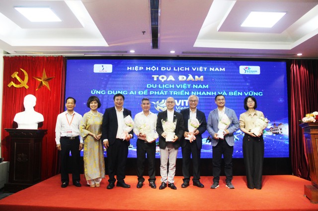 TS. Phạm Hà, Chủ tịch kiêm CEO LuxGroup (thứ hai bên phải sang) nhận Giấy chứng nhận VITA GREEN cho các doanh nghiệp du lịch đạt tiêu chuẩn, do Hiệp hội Du lịch Việt Nam trao tặng tại Tọa đàm.