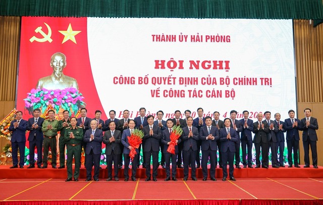 Ông Nguyễn Duy Ngọc, Ủy viên Bộ Chính trị, Bí thư Trung ương Đảng, Trưởng Ban Tổ chức Trung ương tặng hoa chúc mừng tập thể lãnh đạo TP. Hải Phòng Ông Nguyễn Duy Ngọc, Ủy viên Bộ Chính trị, Bí thư Trung ương Đảng, Trưởng Ban Tổ chức Trung ương tặng hoa chúc mừng tập thể lãnh đạo TP. Hải Phòng