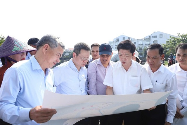 Lãnh đạo thành phố Đà Nẵng kiểm tra dự án gặp vướng mắc.