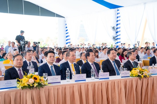 Các đại biểu tham dự lễ khởi công