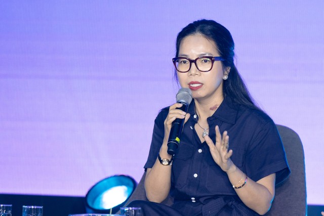 Bà Nguyễn Trình Thùy Trang, Tổng giám đốc VSOL chia sẻ hợp tác giữa VSOL và Workday nhằm triển khai nền tảng quản trị nguồn nhân lực lấy con người làm trung tâm. Ảnh: Thanh Viết Lê