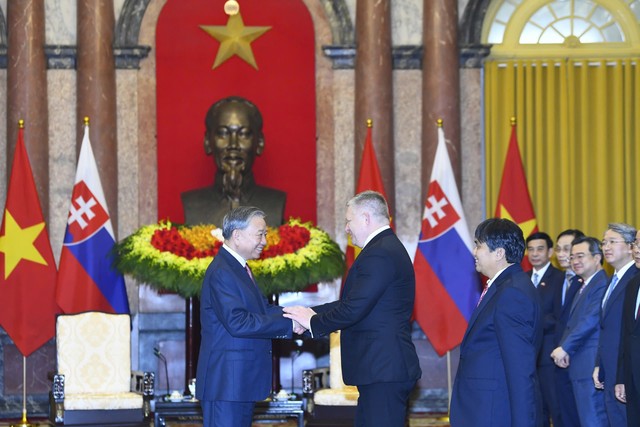 Tổng Bí thư, Chủ tịch nước Tô Lâm đón tiếp Thủ tướng Cộng hòa Slovakia Robert Fico tại Phủ Chủ tịch. Ảnh: Đức Thanh.