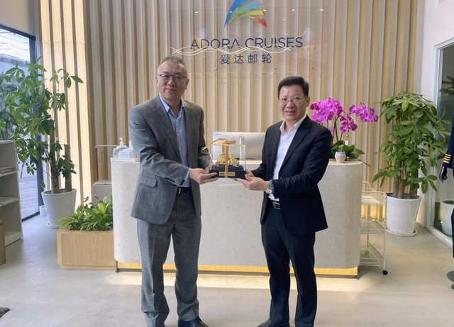 Giám đốc Sở Văn hoá, Thể thao và Du lịch tỉnh Quảng Ninh (bên phải) tặng quà lưu niệm cho Tổng Giám đốc hãng tàu biển Adora.