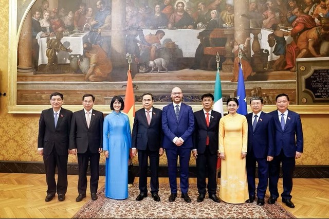 Chủ tịch Quốc hội Trần Thanh Mẫn và Chủ tịch Hạ viện Italia Lorenzo Fontana với đại biểu. (Ảnh: Doãn Tấn/TTXVN)