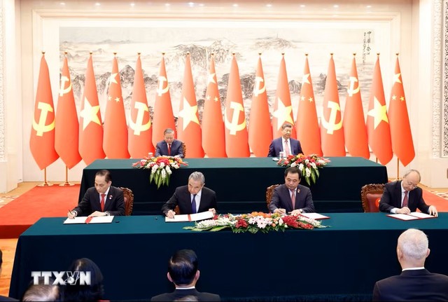 Đồng chí Lê Hoài Trung, Ủy viên Bộ Chính trị, Bộ trưởng Ngoại giao và đồng chí Vương Nghị, Ủy viên Bộ Chính trị, Bộ trưởng Ngoại giao Trung Quốc ký Bản ghi nhớ về hợp tác trong khuôn khổ Sáng kiến an ninh toàn cầu giữa Chính phủ hai nước; Đồng chí Trần Đức Thắng, Ủy viên Bộ Chính trị, Bí thư Thành ủy Hà Nội và đồng chí Doãn Lực, Ủy viên Bộ Chính trị, Bí thư Thành ủy Bắc Kinh ký Bản Ghi nhớ hợp tác hai thủ đô Hà Nội và Bắc Kinh, giai đoạn 2026-2030. (Ảnh: Thống Nhất/TTXVN)