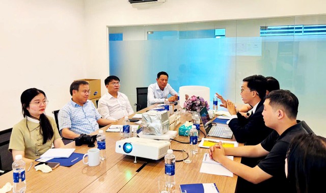 Phó Chủ tịch UBND tỉnh Quảng Trị Lê Đức Tiến (thứ hai, trái ảnh) và đoàn công tác tỉnh Quảng Trị thăm và làm việc Công ty Cổ phần Vietnam Wafer ngày 31/5/2025 tại TP. Hồ Chí Minh. Phó Chủ tịch UBND tỉnh Quảng Trị Lê Đức Tiến (thứ hai, trái ảnh) và đoàn công tác tỉnh Quảng Trị thăm và làm việc Công ty Cổ phần Vietnam Wafer ngày 31/5/2025 tại TP. Hồ Chí Minh.