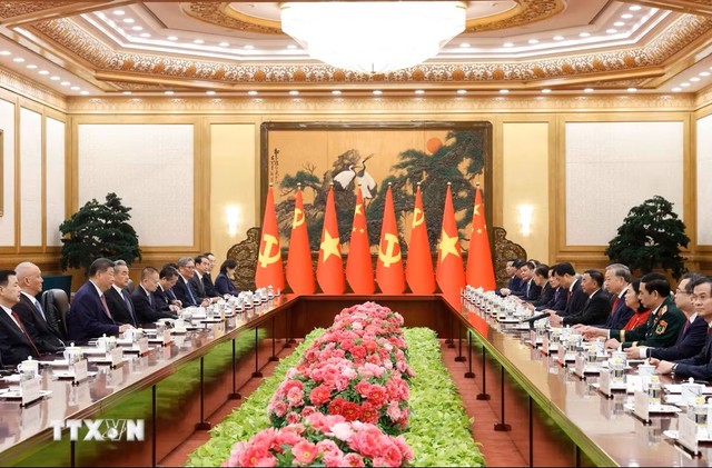 Tổng Bí thư, Chủ tịch nước Trung Quốc Tập Cận Bình và thành viên Đoàn cấp cao Trung Quốc tại cuộc hội đàm với Tổng Bí thư, Chủ tịch nước Tô Lâm và Đoàn cấp cao Việt Nam. (Ảnh: Thống Nhất/TTXVN)