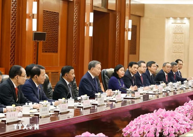 Tổng Bí thư, Chủ tịch nước Tô Lâm và thành viên Đoàn cấp cao Việt Nam tại cuộc hội kiến Ủy viên trưởng Nhân đại toàn quốc Trung Quốc Triệu Lạc Tế. (Ảnh: Thống Nhất/TTXVN)