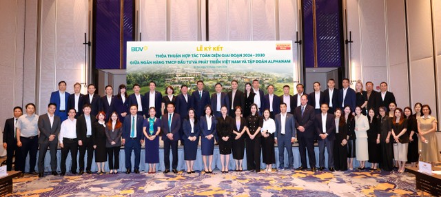 Các đại biểu chúc mừng thành công lễ ký kết