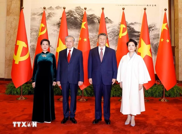 Tổng Bí thư, Chủ tịch nước Tô Lâm cùng Phu nhân chụp ảnh chung với Tổng Bí thư, Chủ tịch nước Tập Cận Bình cùng Phu nhân. Tổng Bí thư, Chủ tịch nước Tô Lâm cùng Phu nhân chụp ảnh chung với Tổng Bí thư, Chủ tịch nước Tập Cận Bình cùng Phu nhân.