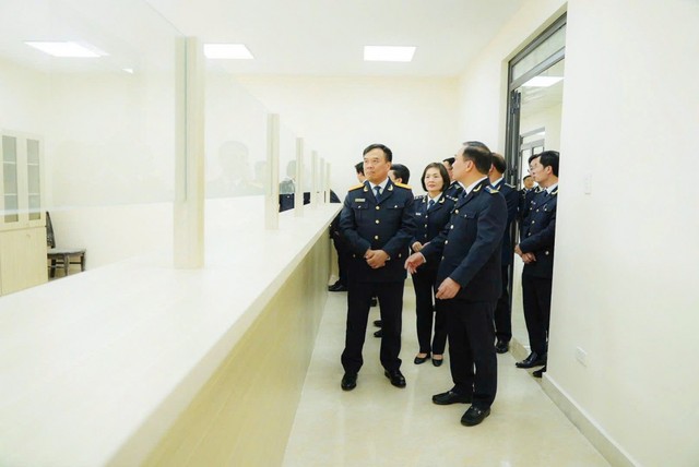 Cục trưởng Nguyễn Văn Thọ và Đoàn công tác khảo sát địa điểm dự kiến thực hiện thông quan tập trung tại Hải quan khu vực III. Cục trưởng Nguyễn Văn Thọ và Đoàn công tác khảo sát địa điểm dự kiến thực hiện thông quan tập trung tại Hải quan khu vực III.