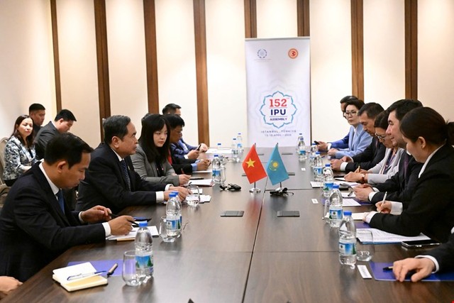 Quang cảnh cuộc gặp giữa Chủ tịch Quốc hội Trần Thanh Mẫn và Chủ tịch Hạ viện Kazakhstan Yerlan Koshanov.