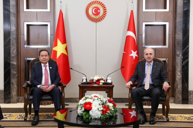 Chủ tịch Quốc hội Trần Thanh Mẫn gặp Chủ tịch Thượng viện Bỉ Vincent Blondel nhân dịp IPU-152.