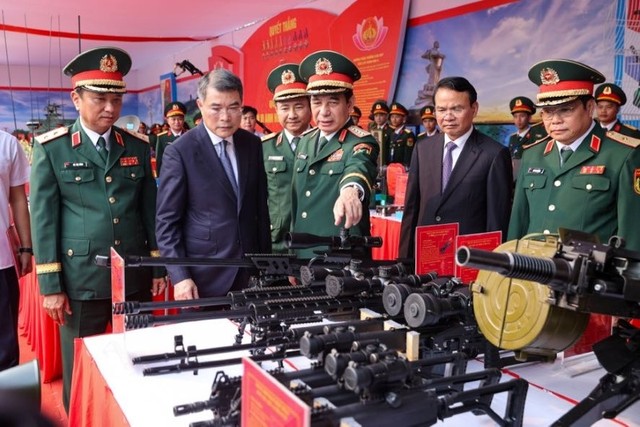 Thủ tướng Lê Minh Hưng tham quan trưng bày sáng kiến cải tiến kỹ thuật của Quân khu 4 - Ảnh: VGP.