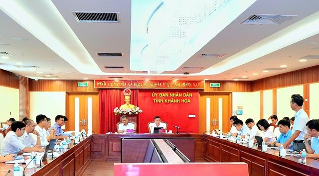 Ông Nguyễn Việt Hùng, Chủ tịch UBND tỉnh Khánh Hòa (bên phải) chủ trì nghe báo cáo tình hình phát triển đô thị trên địa bàn tỉnh. Ảnh: Bảo Anh