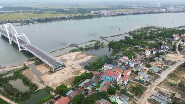 Cầu Nhật Lệ 3 vẫn chưa thể thi công phần đường dẫn lên cầu do vướng mặt bằng các hộ dân