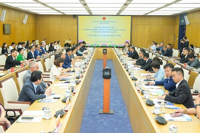 Quang cảnh buổi làm việc