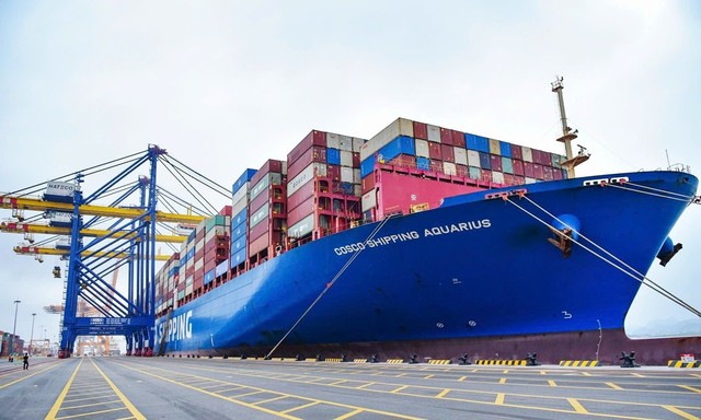 Cảng container quốc tế Hateco Hải Phòng đón siêu tàu COSCO SHIPPING AQUARIUS với chiều dài 400 m và trọng tải gần 197.000 DWT sáng 22/4