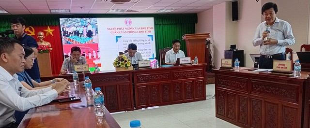 Phó Chánh Văn phòng UBND tỉnh Đồng Tháp Nguyễn Công Minh cung cấp thông tin tại buổi giao ban Báo chí