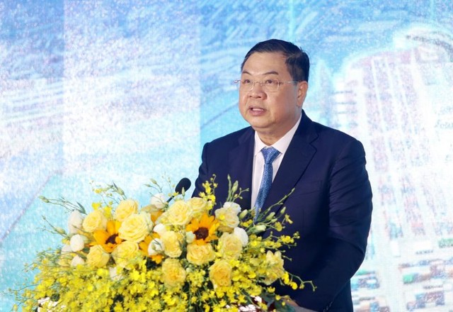 "Liên danh Công ty Cổ phần Tập đoàn Hateco - Công ty TNHH Cảng biển Hateco - APM Terminals B.V (Hà Lan) là sự kết hợp giữa nội lực mạnh mẽ và kinh nghiệm vận hành cảng biển hàng đầu thế giới, bảo chứng cho sự thành công của dự án trong tương lai"- Phó Thủ tướng Phạm Gia Túc tin tưởng.