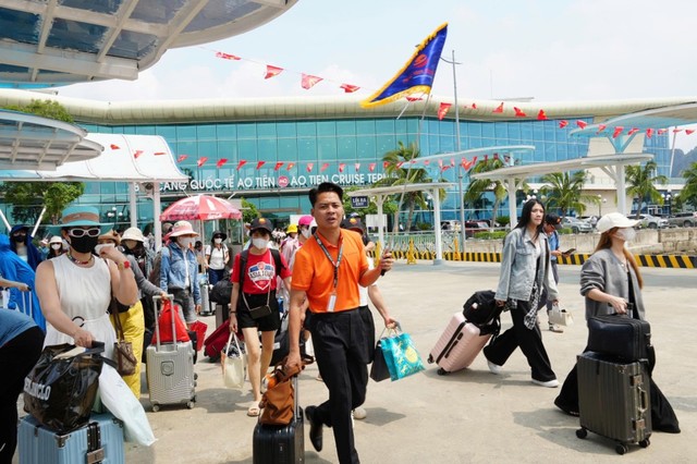 Các đoàn khách di chuyển các tuyến đảo qua Cảng cao cấp Ao Tiên, đặc khu Vân Đồn, tỉnh Quảng Ninh. Ảnh: QMG