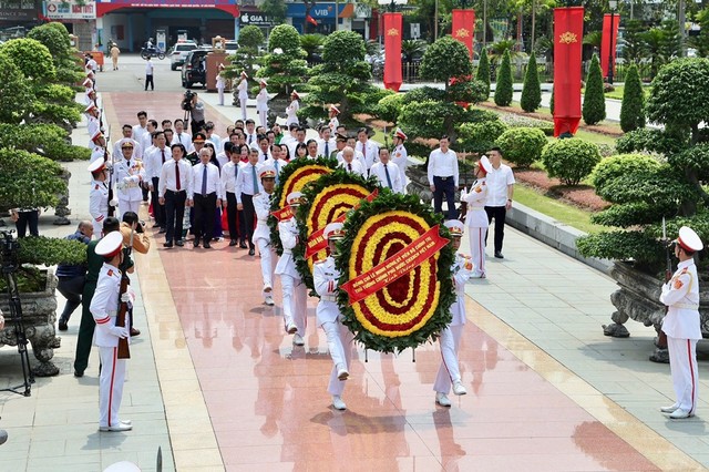 Thủ tướng Chính phủ Lê Minh Hưng cùng lãnh đạo thành phố dâng hương tại Đài tưởng niệm các Anh hùng liệt sỹ thành phố