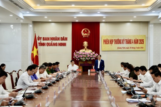 Ông Bùi Văn Khắng, Chủ tịch UBND tỉnh Quảng Ninh chủ trì phiên họp.