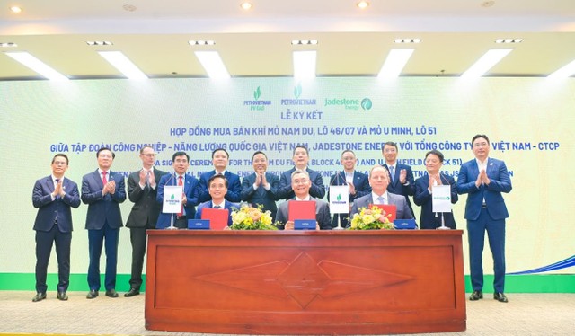 Phó Tổng Giám đốc Petrovietnam Lê Mạnh Cường; Tổng Giám đốc Công ty Jadestone Energy Thomas Mitchell Little; Phó Tổng Giám đốc PV GAS Huỳnh Quang Hải ký kết hợp đồng mua bán khí mỏ Nam Du - U Minh