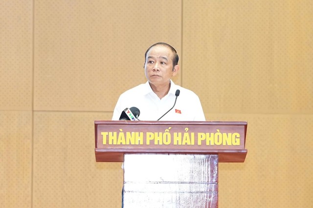 Ông Lã Thanh Tân, Phó Trưởng Đoàn đại biểu Quốc hội chuyên trách thành phố Hải Phòng báo cáo những kết quả nổi bật của Kỳ họp thứ nhất, Quốc hội khóa XVI
