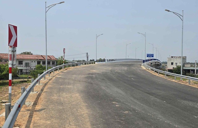 Hạng mục cầu vượt QL1 (cầu Km 0+430) thuộc nút giao liên thông đầu tuyến hiện nay đã hoàn thành sau khi GPMB được giải quyết (1)