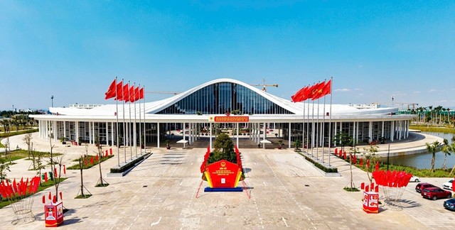 Hải Phòng mang diện mạo hiện đại với hàng loạt công trình hạ tầng, đô thị, công nghiệp mang tầm chiến lược. Ảnh - CTV